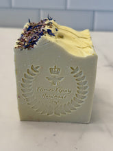 Load image into Gallery viewer, Fresh linen cold process soap